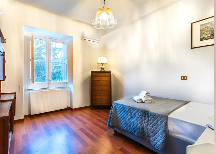 3 Bedroom 1 Bt Flat Balcony A/c Wi-fi