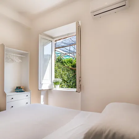 3 Br 1 Bt Flat Balcony A/c Wi-fi *